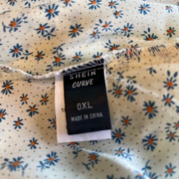 Plus Size Cute ~ Blue Flowers ~ Floral Top - Picture 8 of 8